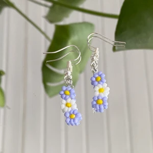 egentillverkade örhängen  - Söta egentillverkade örhängen. Lila & vita Blommor 🌺   Säljer för 35 + 12kr i frakt!                                       Vid köp av 2 örhängen eller fler är frakten gratis 💕 Kika gärna in mina andra annonser! 