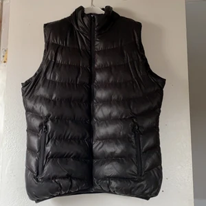 Vanlig svart väst  - Den är i storlek L men är mer som en M i storlek. Sparsamt använd 