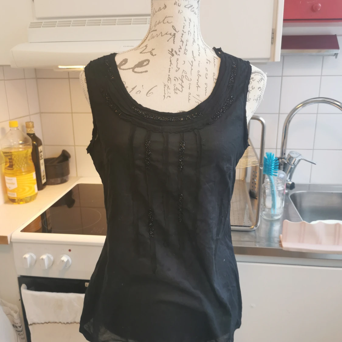 Svart linne med paljettdekorationer från Esprit, 40