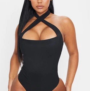 Halterneck body storlek - S/M - Jättefin body med halterneck. Använt en gång. Står att den är i storlek eu 40 men jag som är storlek M tycker att den är lite tajt så hade rekommenderat till någon i storlek S