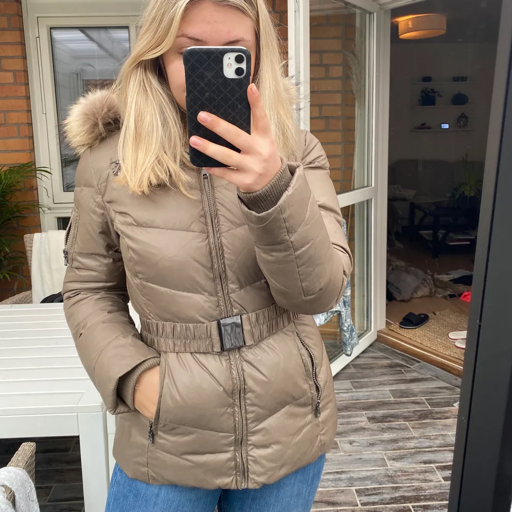 Brun/beige vinterjacka från loveland. Ena fickan i jackan har ett hål i sig men inget som syns. Buda från 300kr eller köp direkt för 500kr. Kan mötas upp i Helsingborg/Båstad men även frakta. Står ej för kostanden av frakt. Endast swich🤎. Jackor.