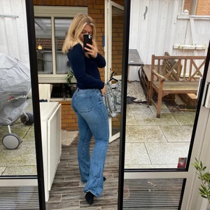 Bootcut jeans  - Jättefina bootcut jeans som är oanvända. Lite för långa för mig och är 162 cm lång. Byxorna är i storlek M. Köp de direkt för 150kr eller buda från 70kr. Kan mötas upp i Helsingborg/Båstad men även frakta. Står ej för kostanden av frakt. Endast swich🤎