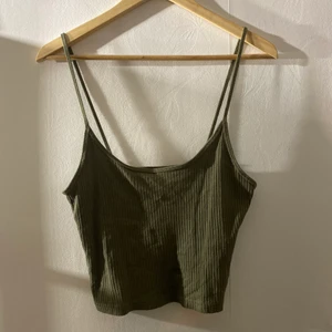 Olivgrönt linne - Olivgrönt linne från bikbok! Har ganska långa ojusterbara axelband å e ganska kort i modellen. Stretchigt material! Frakt tillkommer💚