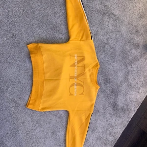 Snygg Sweater - Väldigt snygg sweater tröja från ZARA kids, fin kvalitét med ränder på ärmarna och liten slits vid midjan😍 säljs då min dotter växt ur tröjan! En tröja som både passar tjej o kille!