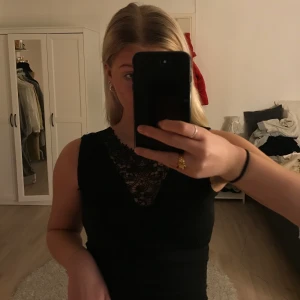 Spetsbody  - Spets body med knäppning där nere, använd 1 gång💗