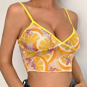 Somrig croptop  - Nyskick/oanvänt  Passar storlekarna M-XL Kan mötas upp i Halmstad  Kan även skickas men köpare står för frakt 