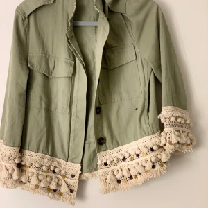 En skit snygg jacka från zara - En snygg jacka från zara med lite dekoration längst nere på armarna och vid magen sitter perfekt på mig som är en S