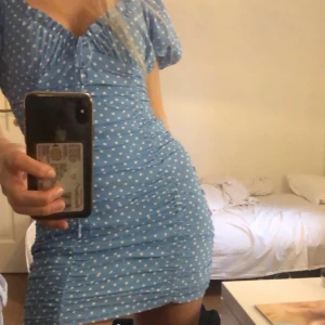 Slutsåld klänning - Säljer min superfina klänning från zara som tyvärr blivit förliten. Sitter supersnyggt!