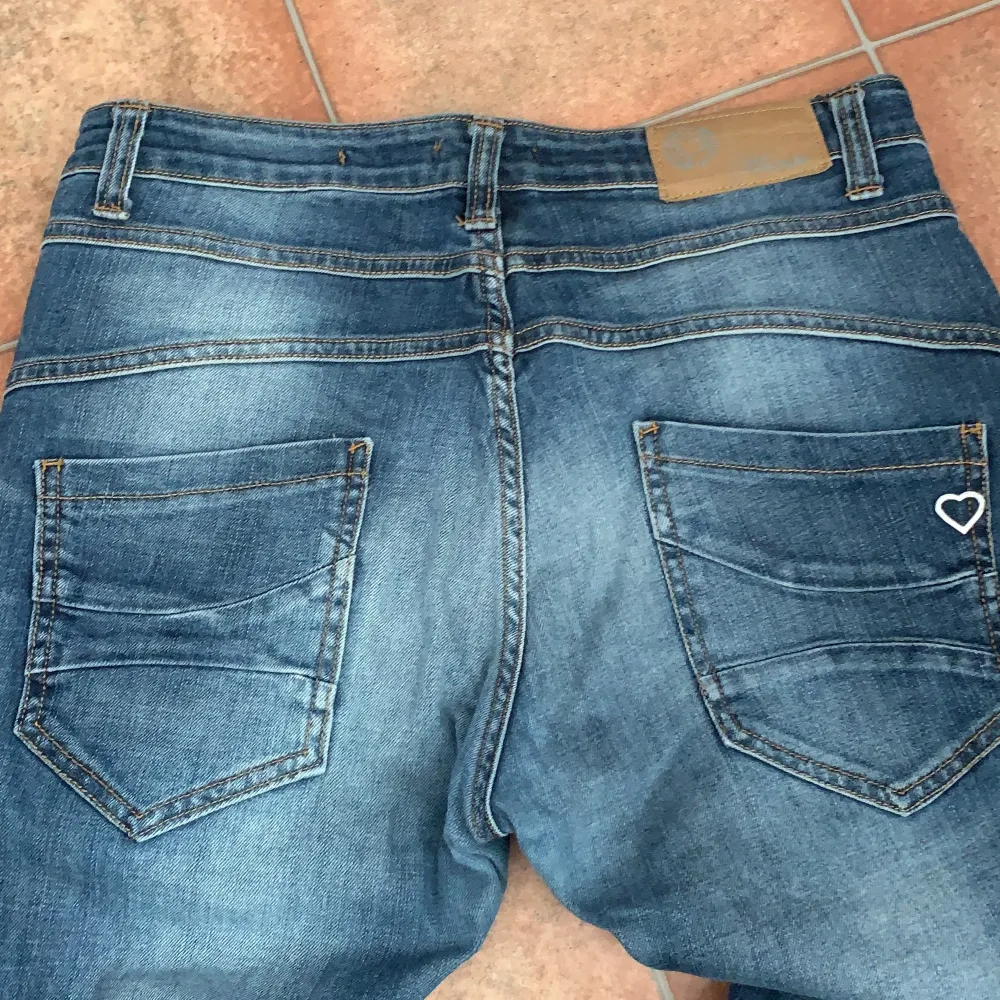 Sååå snygga och sköna Please jeans storlek small. Boyfriend jeans. Knappt använda så jättebra skick! Nypris 1200:- säljer dom för 280:- plus 66:- spårbar frakt. Fixar alltid paketpris på mina grejer! . Jeans & Byxor.