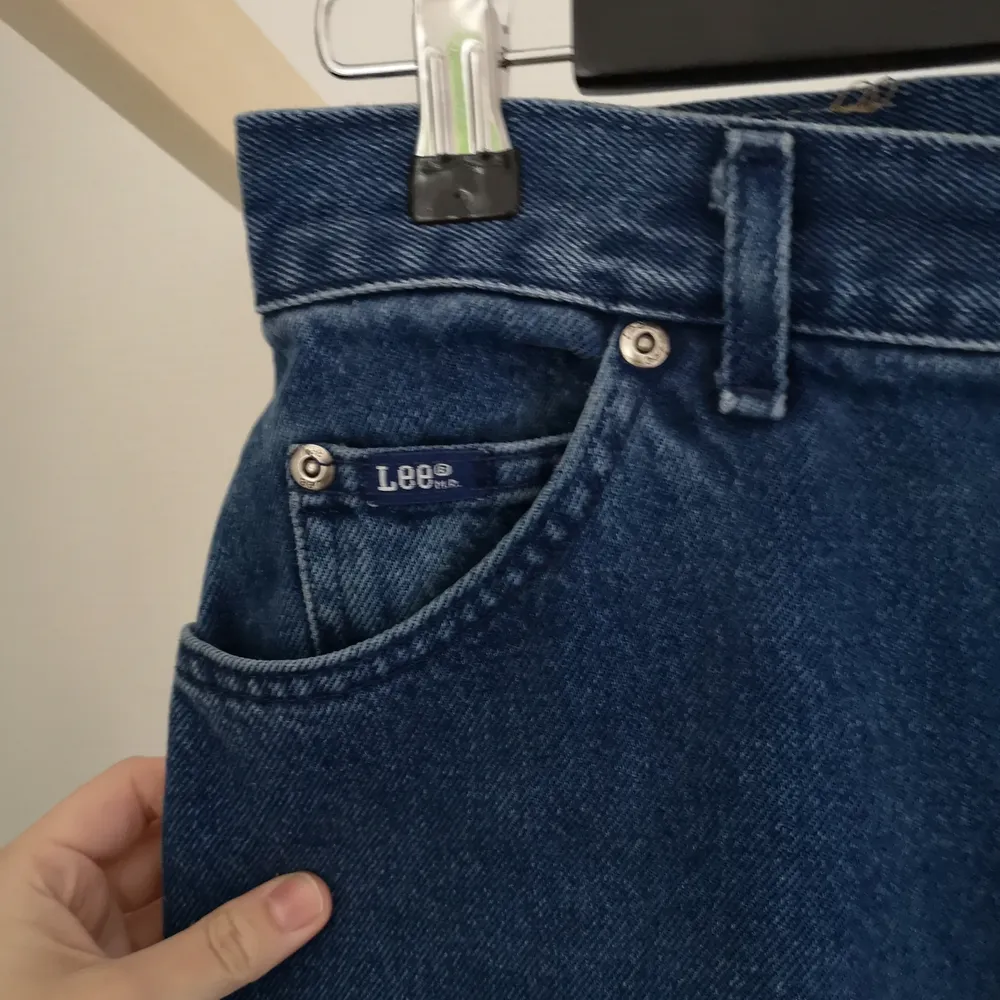 Mörkblå Lee jeans, köpta secondhand. Mom jeans, ganska korta ben. . Jeans & Byxor.