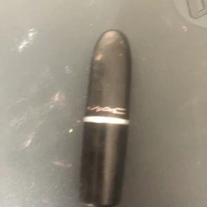 Mac läppstift  - Ett Mac läppstift som är i färgen matte honeylove jättefin färg. 