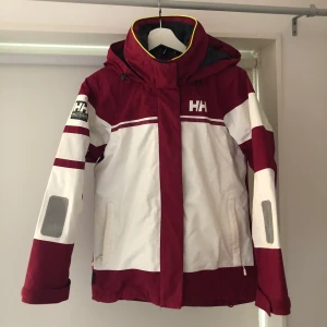 Helly Hansen Jacka  - Regn/seglarjacka från Helly Hansen. Älskar denna jacka men den har tyvärr blivit för liten. Perfekt till våren / sommaren. Nypris:1700