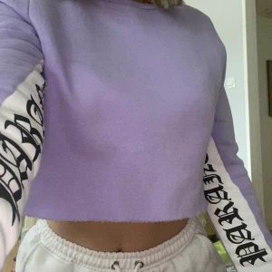 Pastell lila crop top - En jättefin pastell lila croptop med text på insidan av armen. I nyskick då den endast är använd en gång. Storlek XS ✨ bildena gör inte färgen rättvis. Tröjan är mer lila. Om fler bilder önskas så skickar jag i chatten✨