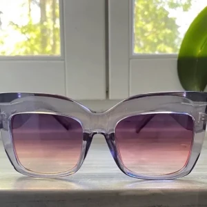 Solglasögon - Säljer dessa balla solglasögon då de var lite stora för mig. 💘  Oanvända, endast testade