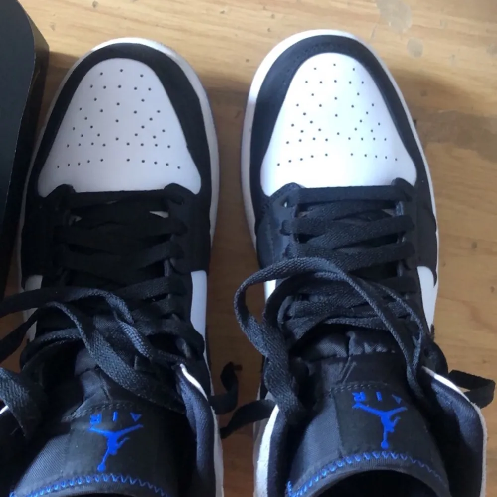 Air jordan Mid SE storlek: 43. Den är i bra skick och inte använd så mycket, passformen är bra och den matchar till alla sorters kläder. Köpt från nikes hemsida och den är slutsåld. . Skor.