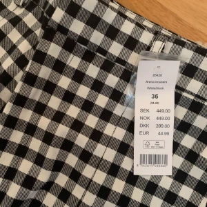 Rutiga Byxor - Fina rutiga byxor från Gina Tricot, aldrig använda (prislappen sitter kvar)💕🌸 Superfin slits!!! (är 170cm för referens) Pris kan diskuteras vid snabb affär💗