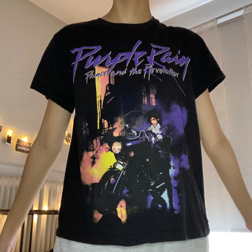 En trendig t-shirt med Purple Rain tryck! Varan köptes från Carlings och är fortfarande i ett bra skick. Tröjan har inga defekter. Jag på bilden har storlek XS. Läs mina villkor innan köp! 🧚🏼💓. T-shirts.