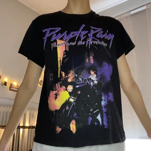 Purple Rain t-shirt - En trendig t-shirt med Purple Rain tryck! Varan köptes från Carlings och är fortfarande i ett bra skick. Tröjan har inga defekter. Jag på bilden har storlek XS. Läs mina villkor innan köp! 🧚🏼💓