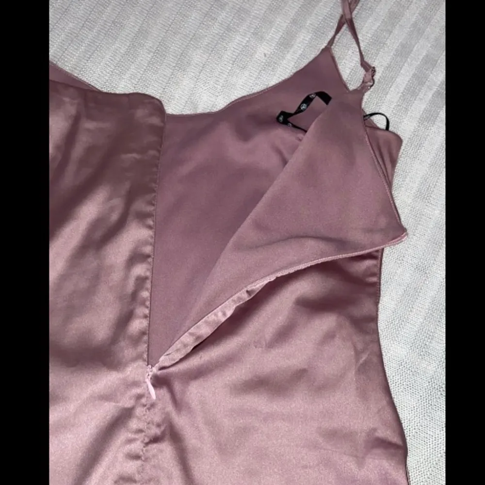 Jag säljer denna vackra satin klänning från missguided, jag köpte den för 349kr och endast använd en gång på en skolavslutning! Den passar både S och M. Jag säljer den på grund av att den inte passar vid bysten för mig. Jag säljer den för 200kr hela 150kr billigare med ny skick! Jag kan mötas upp i Trelleborg annars står köparen för frakten!. Klänningar.