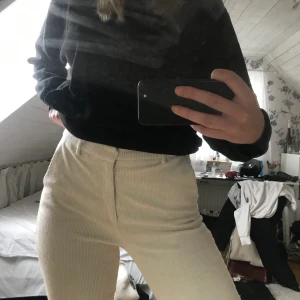 Manchester byxor vita/vaniljfärg - Säljes pga för korta. Lite bootcut. 