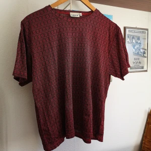 Vintage oversize tee  - Cool tröja märkt XXL. jag i S har haft den oversize. Fint skick!! L 60cm B 56x2. Stretchig!! 