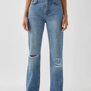 Pull & bear jeans - Säljer dessa trendiga jeans! Har för mig att de är slutsålda med. Storlek 40 men Pull&bear har små storlekar så de är som ett par 38. LÅNGA ben och en snygg slits. Skriv för fler bilder. Gått ner i pris. 