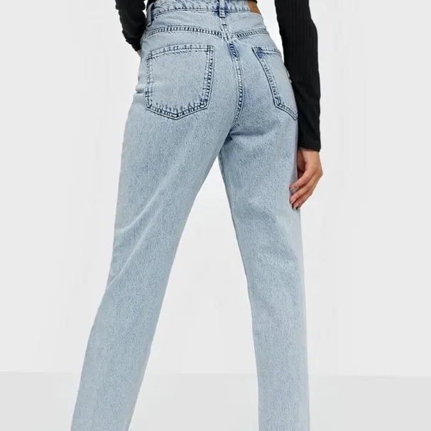 Super snygga mom jeans i mycket fräscht och nytt skick!💗 OBS (bilderna är lånade👆🏼, egna bilder kan tas vid intresse). Jeans & Byxor.