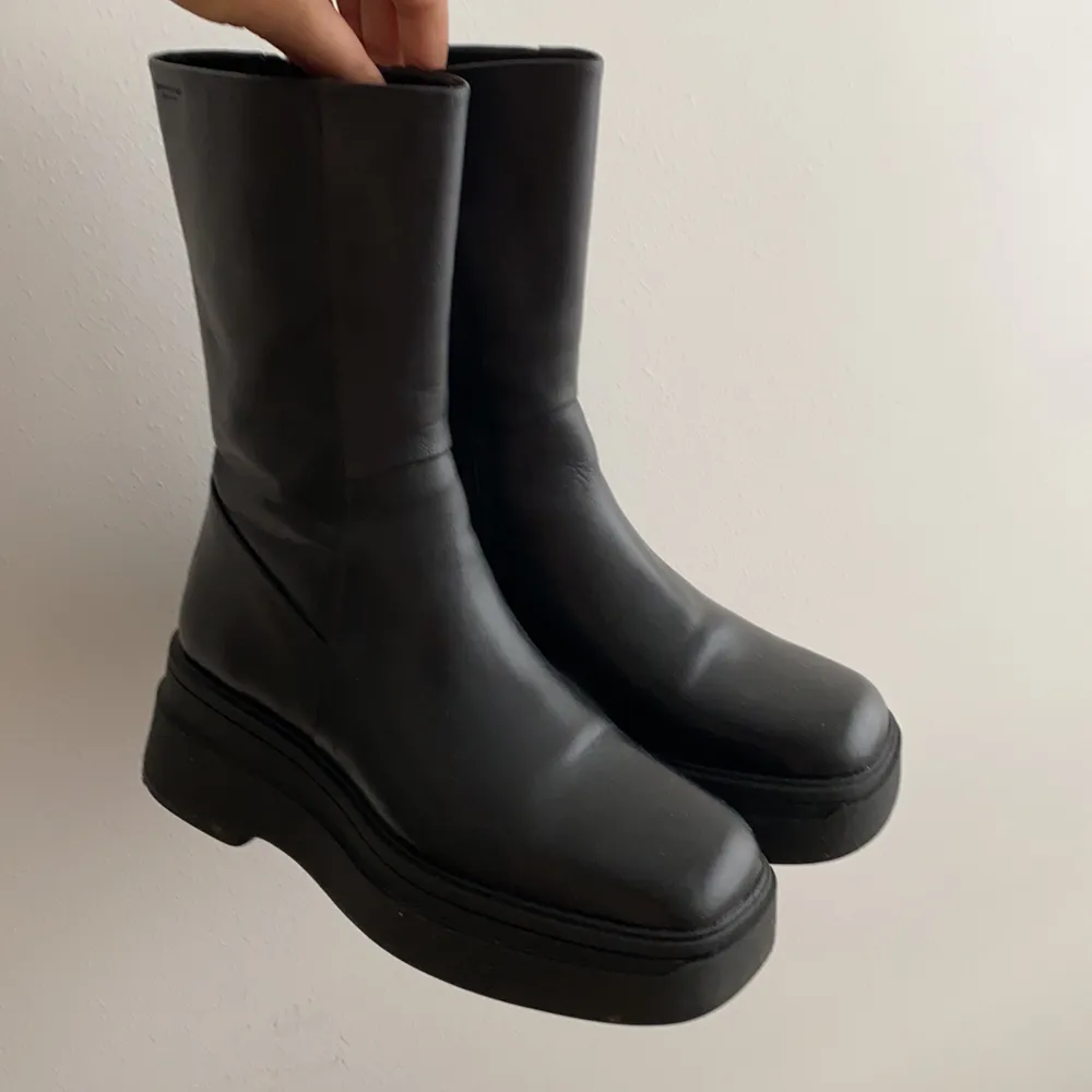 Så ledsen att dessa inte passade mig men de behöver ett nytt hem. Jättepopulära boots från Vagabond, har använt de lite och de har några slitmärken kan skicka bild privat, men annars som nya. Nypris 1600kr. Bud vid flera intresserade. Frakt tillkommer 💖💖. Skor.