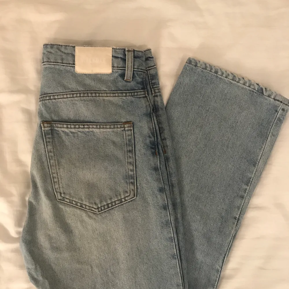 Säljer nu mina weekdays jeans modell Voyage i stl 27/30 då dom tyvärr blivit för små. Superfina nu till våren, färgen görs bäst på sista bilden! 200 kr exklusive frakt! . Jeans & Byxor.
