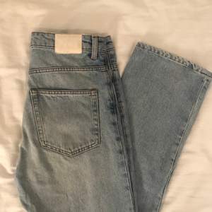Säljer nu mina weekdays jeans modell Voyage i stl 27/30 då dom tyvärr blivit för små. Superfina nu till våren, färgen görs bäst på sista bilden! 200 kr exklusive frakt! 