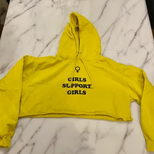 Gul kort hoodie från madlady - Storlek S/M 70kr exklusive frakt 🌸🌸