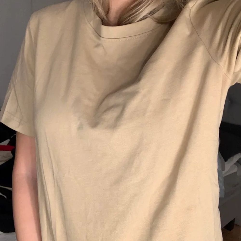 Beige T-shirt från gina tricot storlek xs. Använd en gång🤎😛. T-shirts.