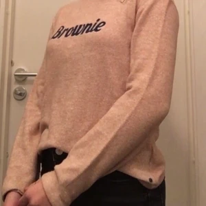 Brownie sweatshirt s - It’s in really good conditions, I have never worn it.