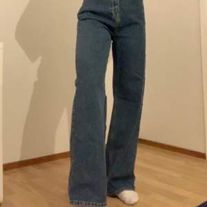 Högmidjade raka jeans från NAKD. Använda en gång då de är lite stora i midjan samt långa för mig, jag är 1,61 lång. 