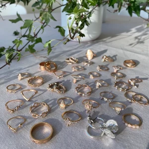 Helt oanvända ringar i olika storlekar 🌹 - Först till kvarn! Guldfärgade ringar och örhängen, helt oanvända. 30kr/st, 4st för 95, 10st för 200 💕 