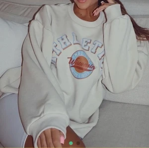 Mysig collegetröja  - Säljer denna mysiga tröja! Bilden är lånad men skickar absolut bilder på min vid intresse❤️ frakt ingår ej