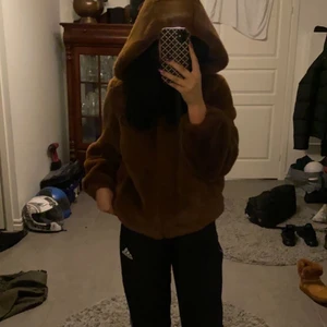 NA-KD pälsjacka strl M  - säljer min fina bruna oversized pälsjacka från NA-KD i storlek M, kommer från ett rök och djurfritt hem