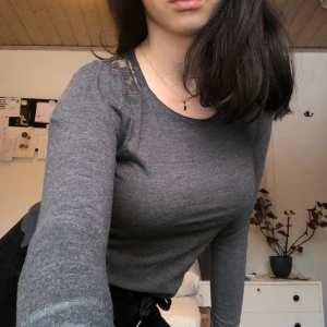 Mörkgrå tröja med spets xs - Mörkgrå tröja med spets, knappt använd