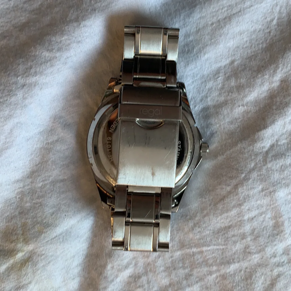 En silver Regal klocka köpt på Ur&Penn för 400 och säljer den för att den inte har någon användning. Perfekt super fin och i bra skick.. Accessoarer.