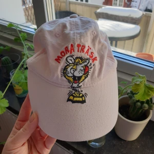 Mora Träsk keps, rosa, barnstorlek? Retro - Riktigt snygg rosa "Mora Träsk"-keps med broderat tryck! Karborre bak och misstänker att det är en barnkeps, men fungerar fint om man gillar kepsar som inte går ner lika mycket på sidorna. Mjuk i materialet och lägger sig fint🌸 Från deltab design. Mäter insidan till ~52cm-58cm (beroende på karborren)