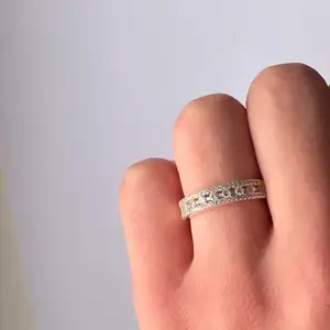 Superfin ring med strassstenar i sterlingsilver. Superfint skick och nypris på 250kr. Köpare står för frakt 💞.