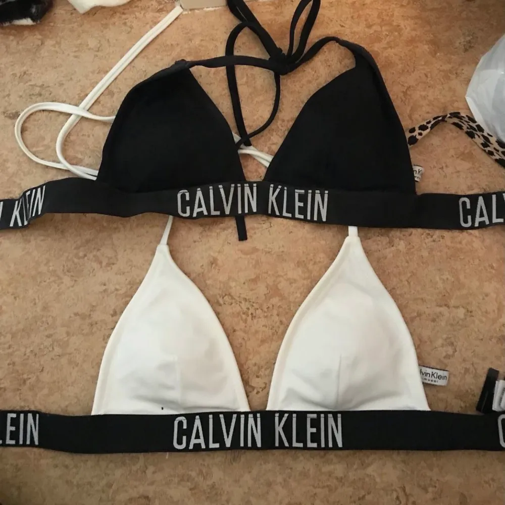 Jag säljer mina favorit bikinis, finns underdelar till båda dessa överdelar. Ett bikini set för 500 kr. Både möts och fraktas, be om fler bilder om ni vill se dessa sett! . Övrigt.