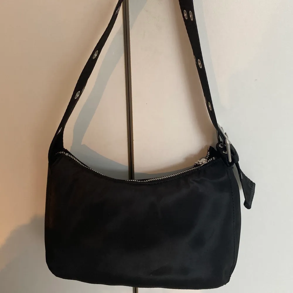 Säljer denna svarta Axel väskan då jag aldrig fått användning för den🤍så den är i nyskick🤍nypris: 200kr🤍bandet går att göra längre och kortare🤍. Väskor.