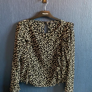 Blus - Använd Max två gånger. Väldigt lätt och skön. Passar bra på sommaren. Den har också volanger.  Säljer den för 160kr jag bjuder på frakten🤝