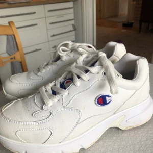 Champion sneakers  - Sneakers från champion i storlek 39. Använt ett fåtal gånger så de är i fint skick. Nypris när jag köpte de var 900 kr. Frakt ingår i priset! 
