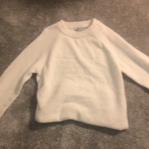 En vit långärmad tröja från lager 157!! - Storlek 150 (barn storlek). Den är i ganska bra skick och är inte så andvänd!!