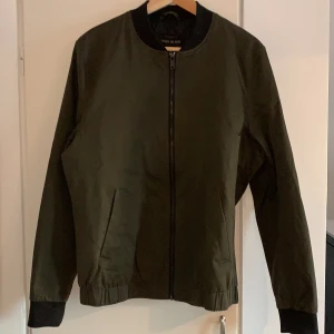River island bomberjacka  - Oanvänd grön bomberjacka.