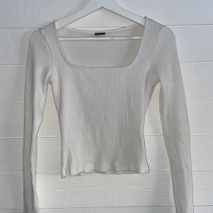 Ribbad vit topp - Vit ribbad långärmad med fyrkantig urringning 