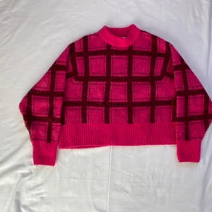 Rutig tröja - Väldigt fin stickad tröja. Den är från monki och är i storlek M men är stretchig så kanske passar L. :)