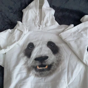 Vitt oversize hoodie med tryck på framsidan  - Säljer nu min vitta hoddie då den inte kommer till andvändning 💕 sparsamt använd 